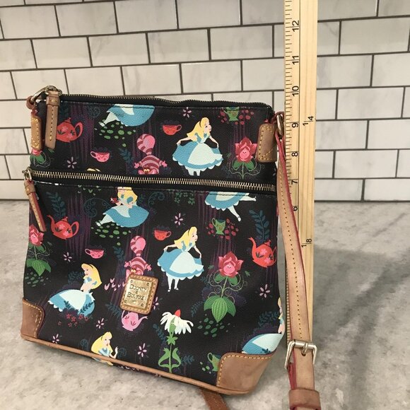 Disney Dooney & Bourke Crossbody Alice in Wonderland 65th Anniversary Teatime - Picture 10 of 15